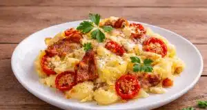 Krémové zapečené těstoviny se slaninou a sýrem: Blesková večeře z jednoho pekáče Krémové zapečené těstoviny se slaninou, rajčaty a sýrem z jednoho pekáče