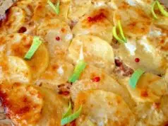 Zapékané brambory s uzeninou: Gurmánský zážitek z jednoho pekáčku