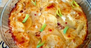 Zapékané brambory s uzeninou: Gurmánský zážitek z jednoho pekáčku