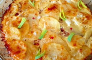 Zapékané brambory s uzeninou: Gurmánský zážitek z jednoho pekáčku