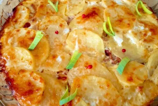 Zapékané brambory s uzeninou: Gurmánský zážitek z jednoho pekáčku