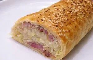 Slaný závin se zelím a uzeným: Křupavá pochoutka k pivu i rychlá večeře