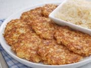 Tyhle staročeské zelňáky z kysaného zelí s uzeným sýrem a česnekem si zamilujete!