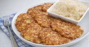 Křupavé zelňáky se sýrem: Staročeské placky z kysaného zelí, které se nerozpadají Tyhle staročeské zelňáky z kysaného zelí s uzeným sýrem a česnekem si zamilujete!