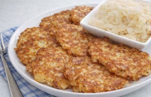 Tyhle staročeské zelňáky z kysaného zelí s uzeným sýrem a česnekem si zamilujete!