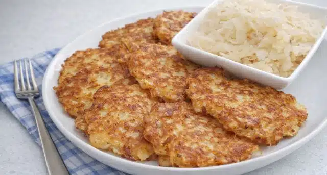 Tyhle staročeské zelňáky z kysaného zelí s uzeným sýrem a česnekem si zamilujete!