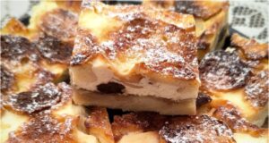 Poctivá žemlovka s tvarohem a jablky: Vláčná a nadýchaná klasika, která pohladí po duši Poctivá žemlovka s jablky a tvarohem: šťavnatý sladký oběd jako od babičky