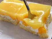 Žravé řezy s kysanou smetanou a mandarinkami: lehký svěží dezert ke kávě