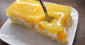 Legendární „Žravé řezy“ s mandarinkami a zakysanou smetanou: Lehký a svěží dezert, který z plechu zmizí bleskovou rychlostí Žravé řezy s kysanou smetanou a mandarinkami: lehký svěží dezert ke kávě