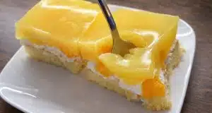 Legendární „Žravé řezy“ s mandarinkami a zakysanou smetanou: Lehký a svěží dezert, který z plechu zmizí bleskovou rychlostí Žravé řezy s kysanou smetanou a mandarinkami: lehký svěží dezert ke kávě