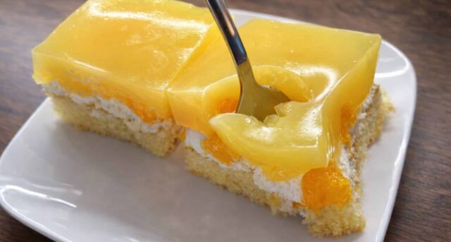 Žravé řezy s kysanou smetanou a mandarinkami: lehký svěží dezert ke kávě