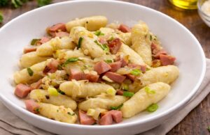 Domácí bramborové noky se zelím a uzeninou: Poctivá staročeská klasika