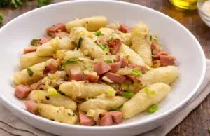 Domácí bramborové noky se zelím a uzeninou: Poctivá staročeská klasika