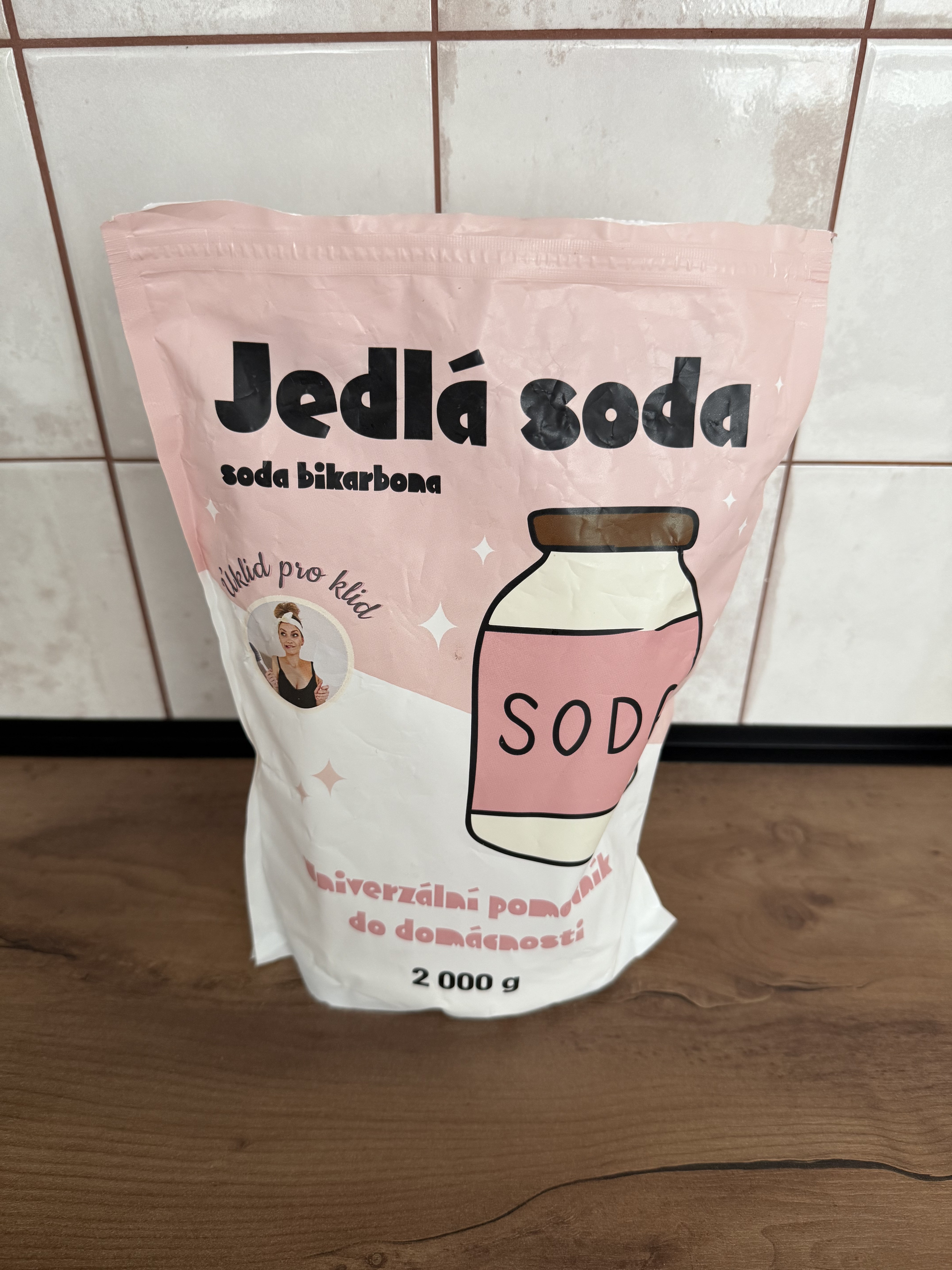 Jedlá soda v pytli na kuchyňské lince.