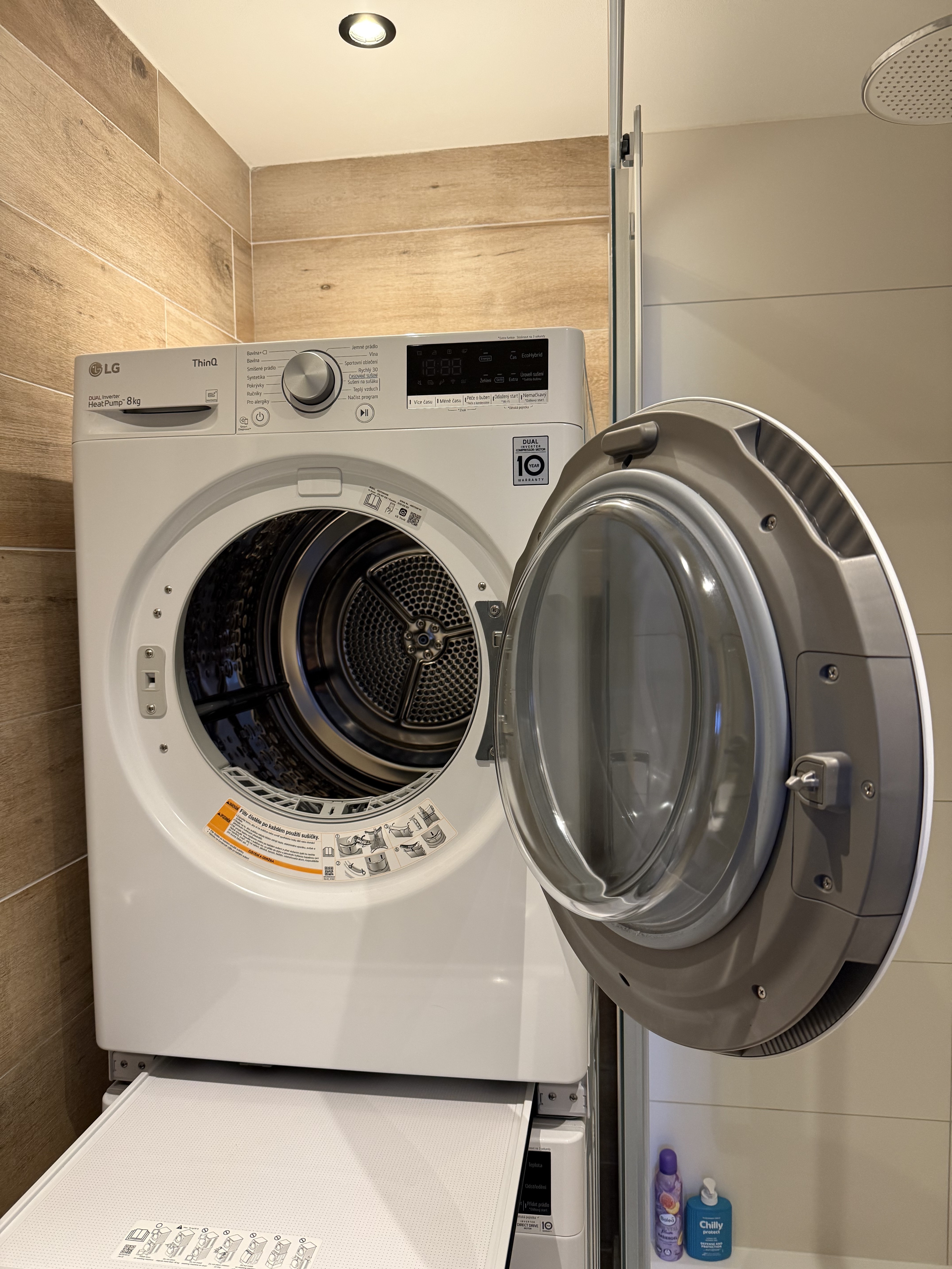 Detailní pohled do bubnu sušičky prádla LG s otevřenými dvířky.