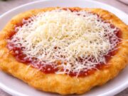 Domácí langoše ze zakysané smetany: Lednicové těsto, které je stále jako dech