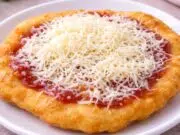 Domácí langoše ze zakysané smetany: Lednicové těsto, které je stále jako dech