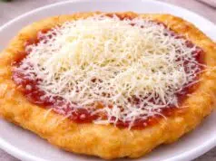 Domácí langoše ze zakysané smetany: Lednicové těsto, které je stále jako dech