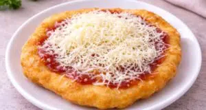 Domácí langoše ze zakysané smetany: Lednicové těsto, které je stále jako dech