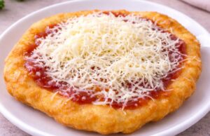 Domácí langoše ze zakysané smetany: Lednicové těsto, které je stále jako dech