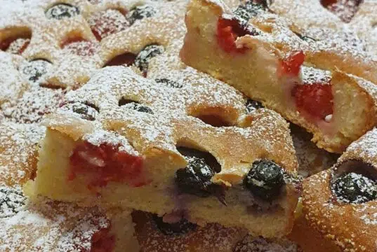 Vláčná jogurtová bublanina s citronovou kůrou: Recept, který nikdy nevyschne