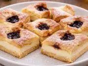 „Prosedlá“ buchta s tvarohem a povidly: Nadýchaná mřížka plná chutí