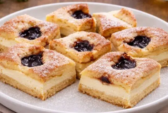 „Prosedlá“ buchta s tvarohem a povidly: Nadýchaná mřížka plná chutí