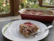 Zdravé mlsání – Banánový zákusek s ovesnými vločkami, jahodami a datlemi!