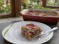 Zdravé mlsání – Banánový zákusek s ovesnými vločkami, jahodami a datlemi!