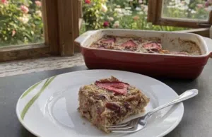 Zdravé mlsání – Banánový zákusek s ovesnými vločkami, jahodami a datlemi!