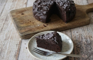 Zdravé mlsání: Jednoduchý recept na čokoládový dort BEZ MOUKY!