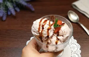 Jednoduchý recept na vynikající domácí zmrzlinu s jahodovým nádechem!