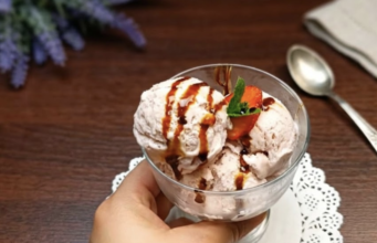 Jednoduchý recept na vynikající domácí zmrzlinu s jahodovým nádechem!