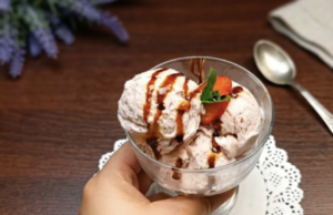 Jednoduchý recept na vynikající domácí zmrzlinu s jahodovým nádechem!