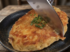 Inspirace na skvělý oběd – Bramborové placky se sýrem a cibulkou!