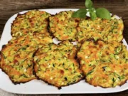 Připravte si tyto vynikající cuketové placičky, které chutnají prostě skvěle!