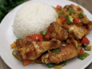 Rychlý a jednoduchý recept na skvělou večeři – Smažená křídla se zeleninkou!