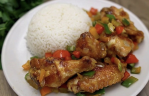 Rychlý a jednoduchý recept na skvělou večeři – Smažená křídla se zeleninkou!