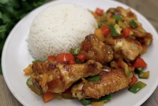 Rychlý a jednoduchý recept na skvělou večeři – Smažená křídla se zeleninkou!