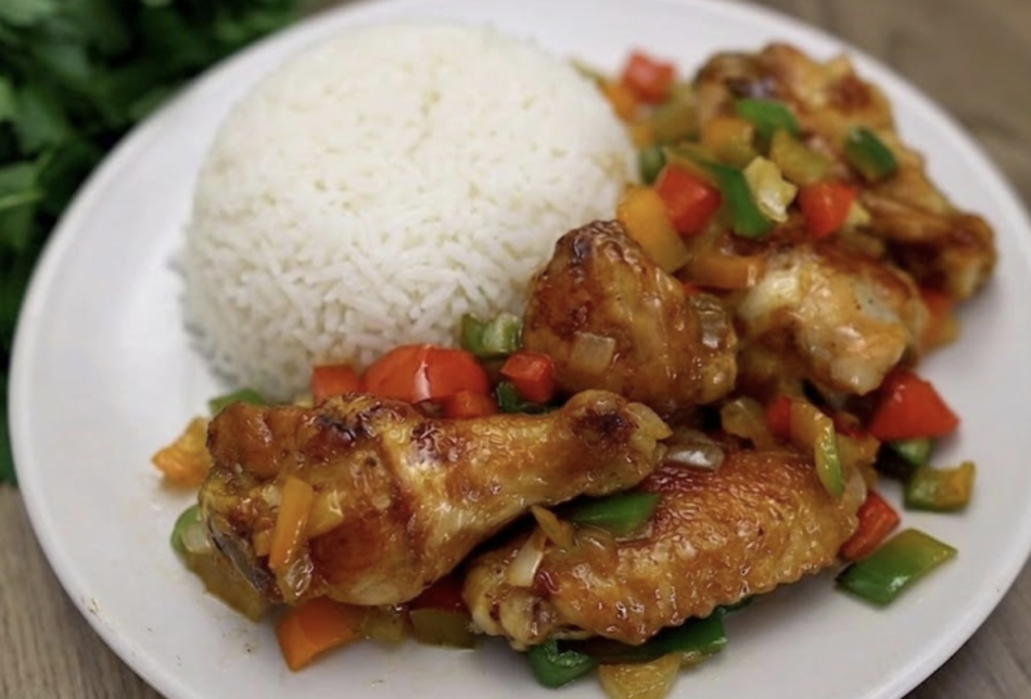 Rychlý a jednoduchý recept na skvělou večeři – Smažená křídla se zeleninkou!