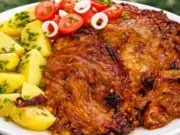 Luxusní vepřové plátky zapečené na cibuli: Šťavnatý oběd, který si každý zamiluje