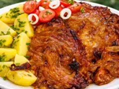 Luxusní vepřové plátky zapečené na cibuli: Šťavnatý oběd, který si každý zamiluje