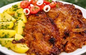 Luxusní vepřové plátky zapečené na cibuli: Šťavnatý oběd, který si každý zamiluje