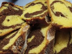 Tradiční hrníčková bábovka s vaječným likérem a rumovými rozinkami