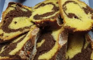 Tradiční hrníčková bábovka s vaječným likérem a rumovými rozinkami