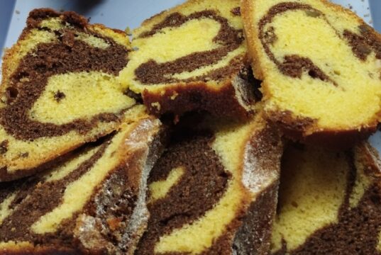 Tradiční hrníčková bábovka s vaječným likérem a rumovými rozinkami