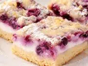 Rychlý kynutý koláč s tvarohem a borůvkami: Vláčné těsto, které zvládne každý