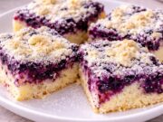 Borůvkový litý koláč s jogurtem a drobenkou: Nadýchaný a vláčný jako obláček