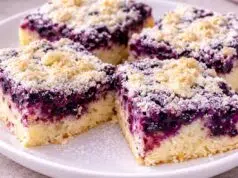 Borůvkový litý koláč s jogurtem a drobenkou: Nadýchaný a vláčný jako obláček