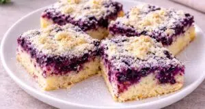 Borůvkový litý koláč s jogurtem a drobenkou: Nadýchaný a vláčný jako obláček